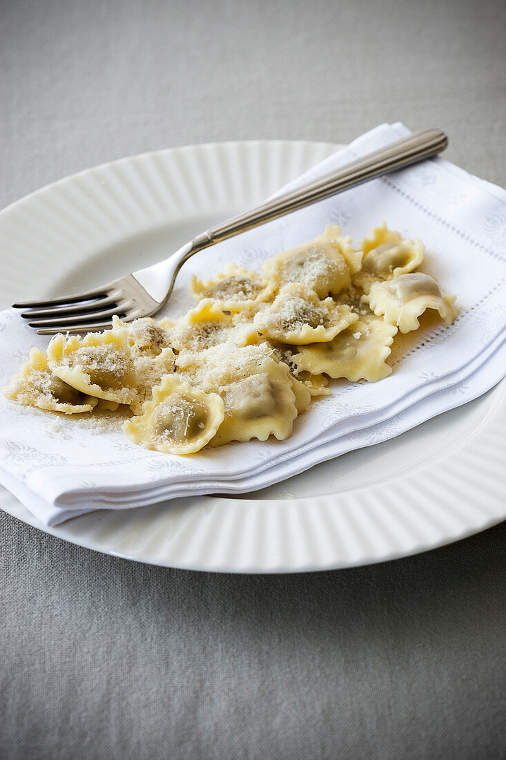 Agnolotti di fubine (Nudeltäschchen mit Fleischfüllung und Parmesan, Italien)