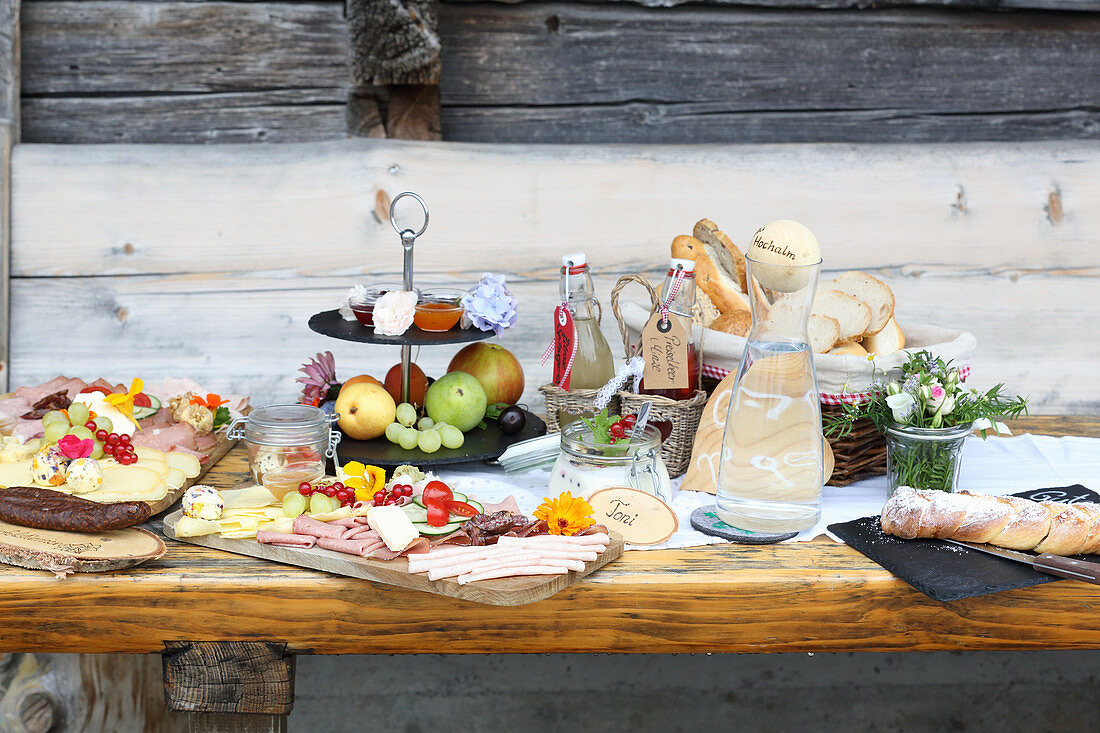 Frühstücksbuffet mit selbstgemachten Köstlichkeiten auf der Alm