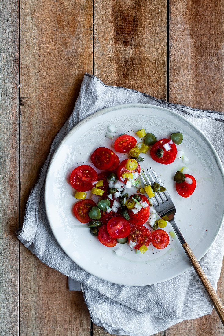 Kischtomatensalat mit Frühlingszwiebeln, Chilis und Kapern