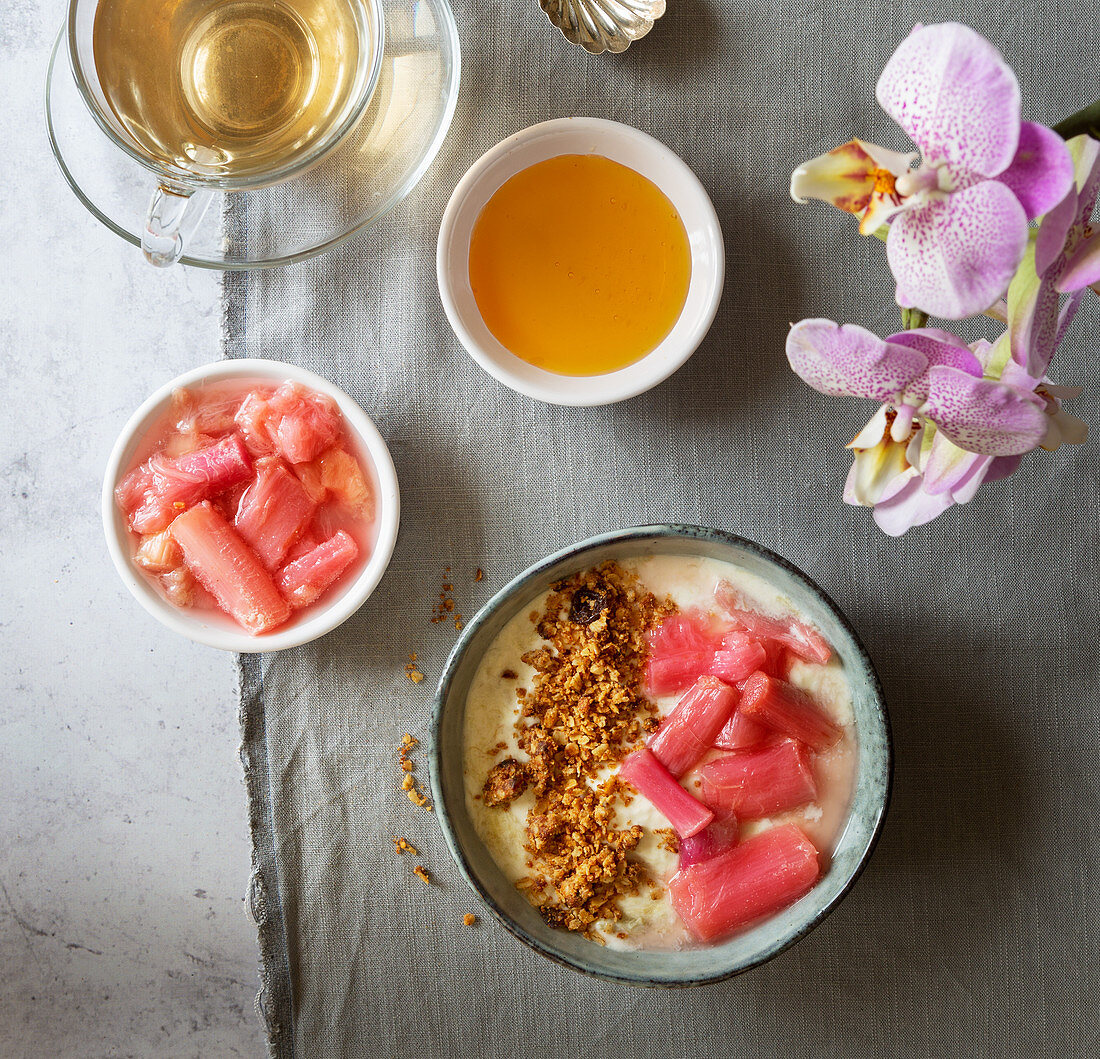 Joghurt mit Rhabarberkompott, Honig und Granola Müsli