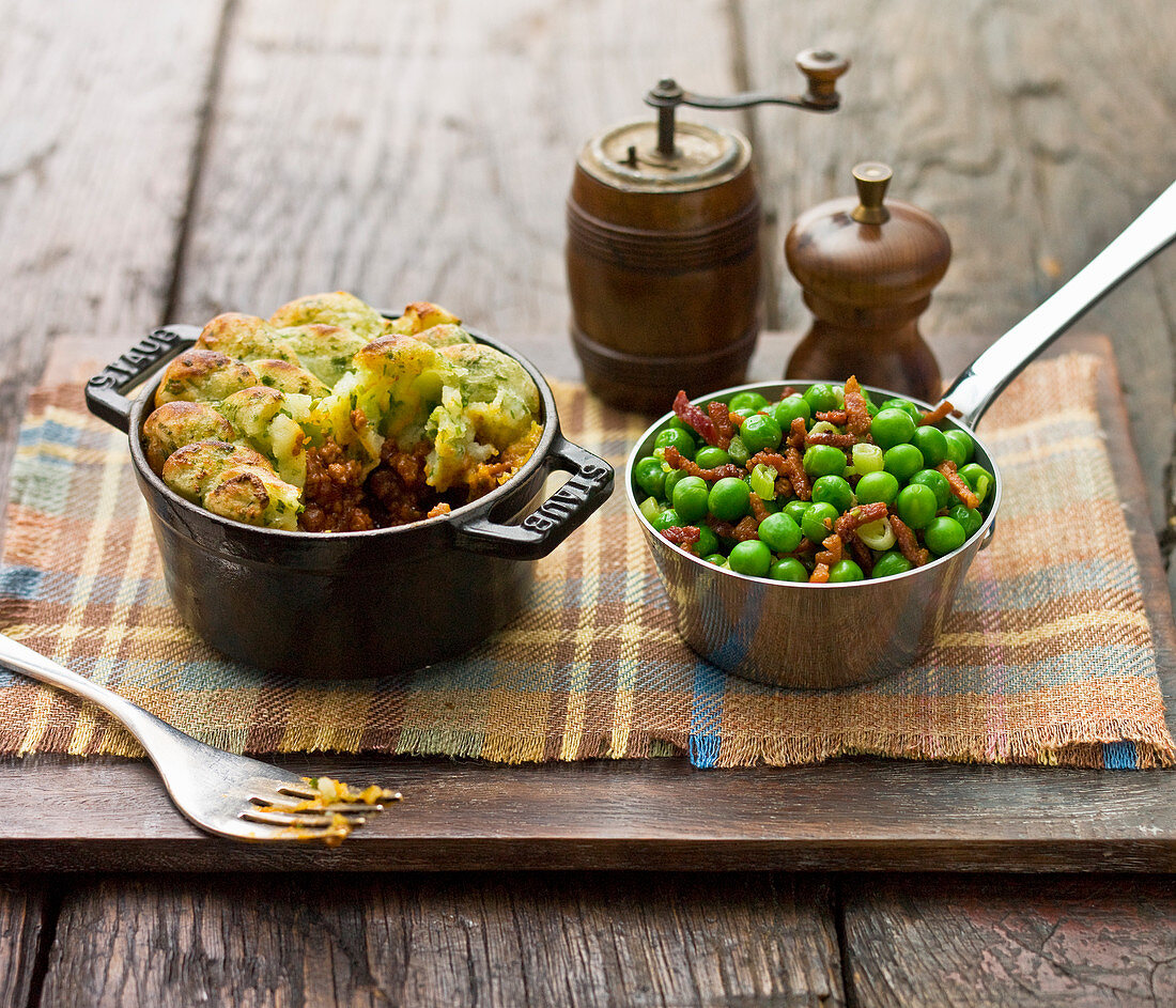 Shepherds Pie mit Kartoffelpüreehaube und Erbsen mit Bacon (England)