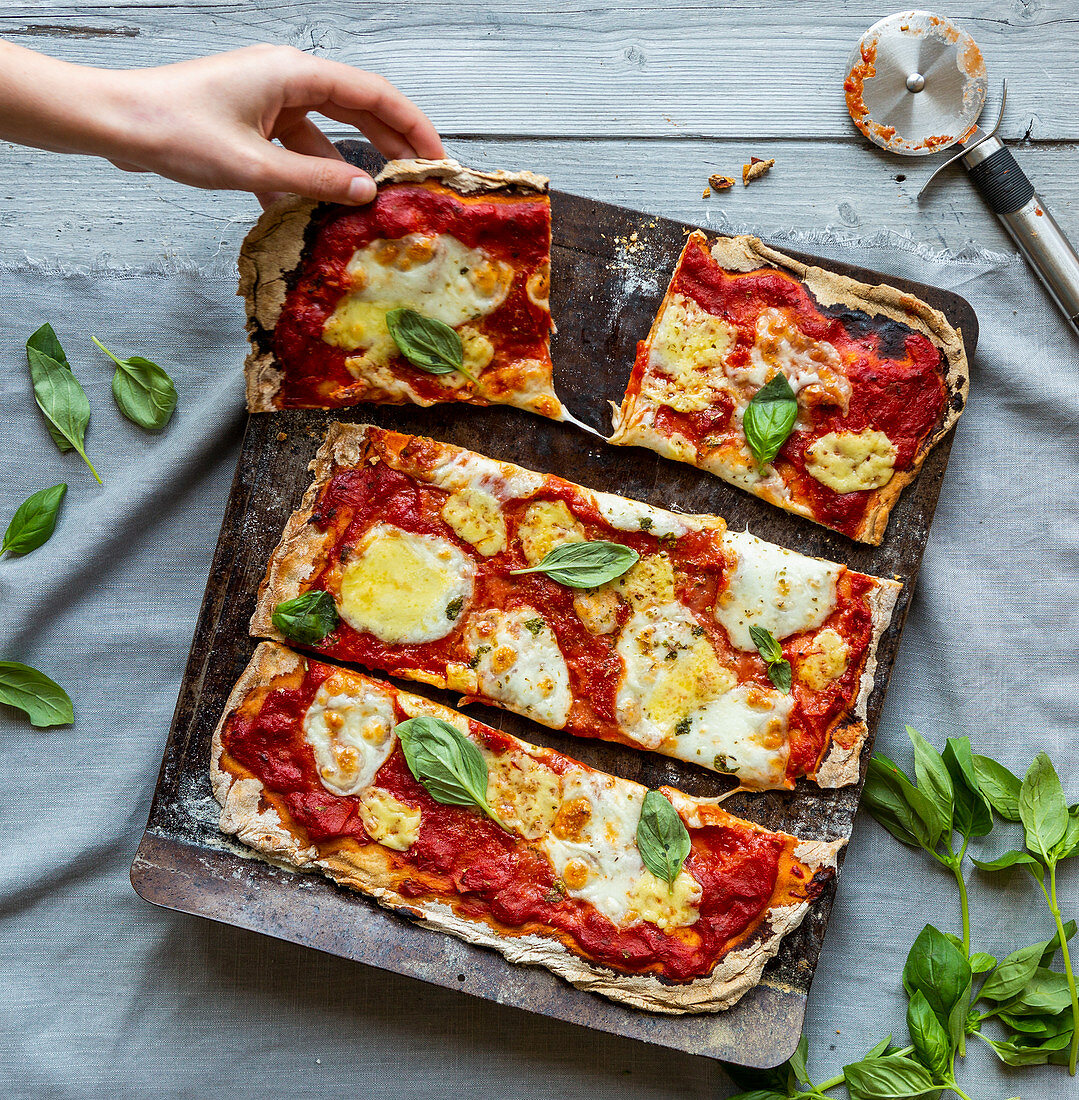 Vegetarische Sauerteig-Pizza mit Tomaten, Mozzarella und Basilikum