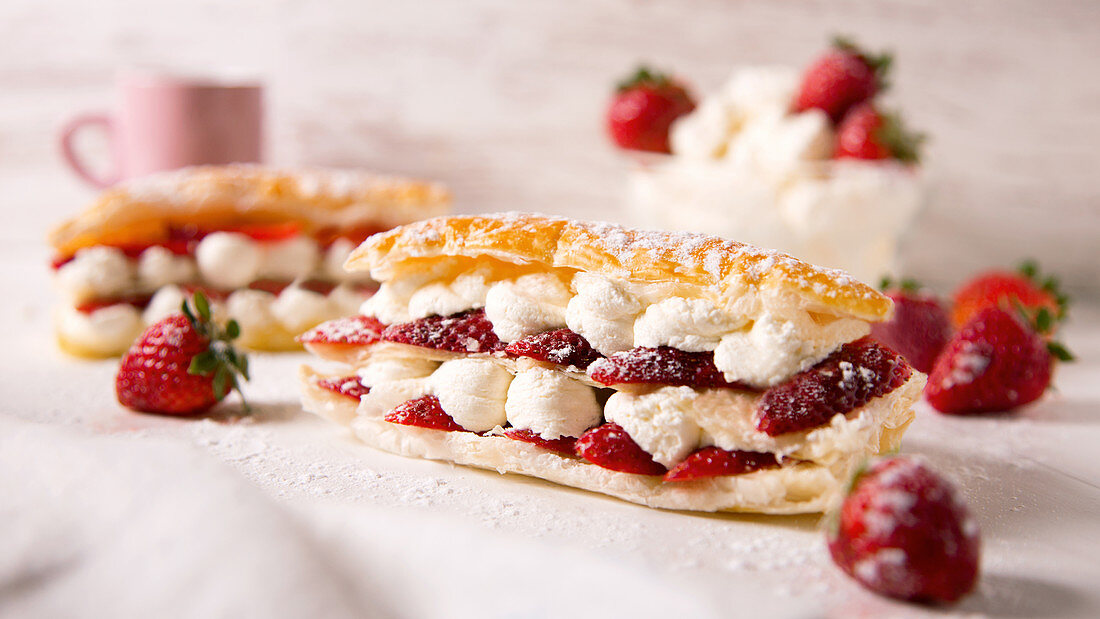 Mille Feuille mit Sahne und Erdbeeren