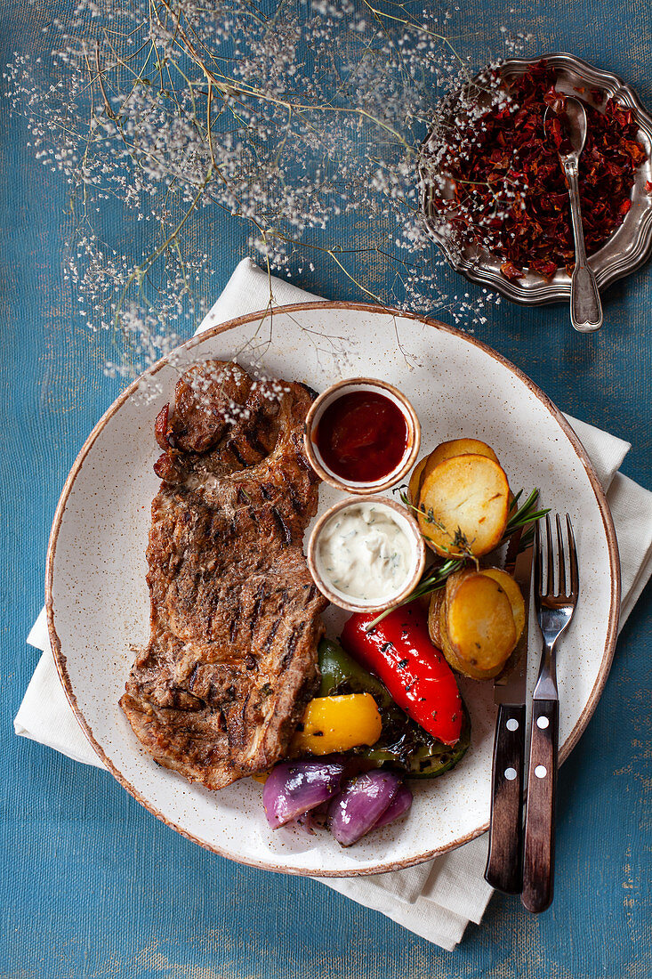 Gegrillter Schweinenacken mit Gemüse