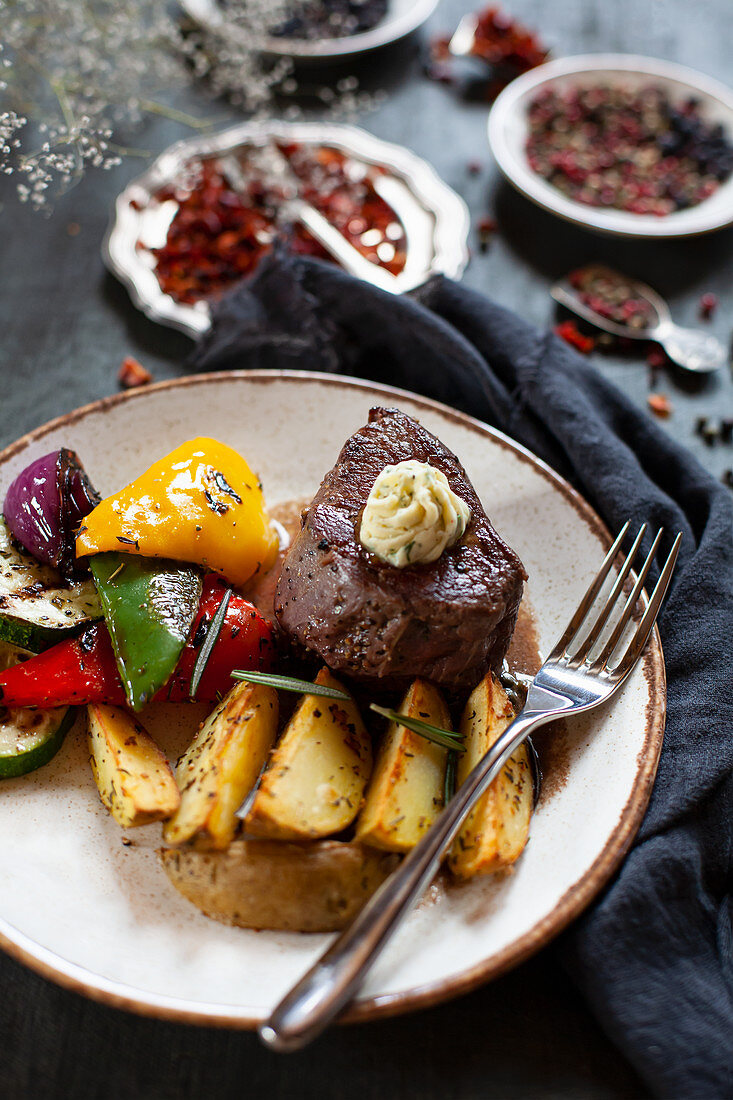 Beefsteak mit Ratatouille und Kartoffelspalten