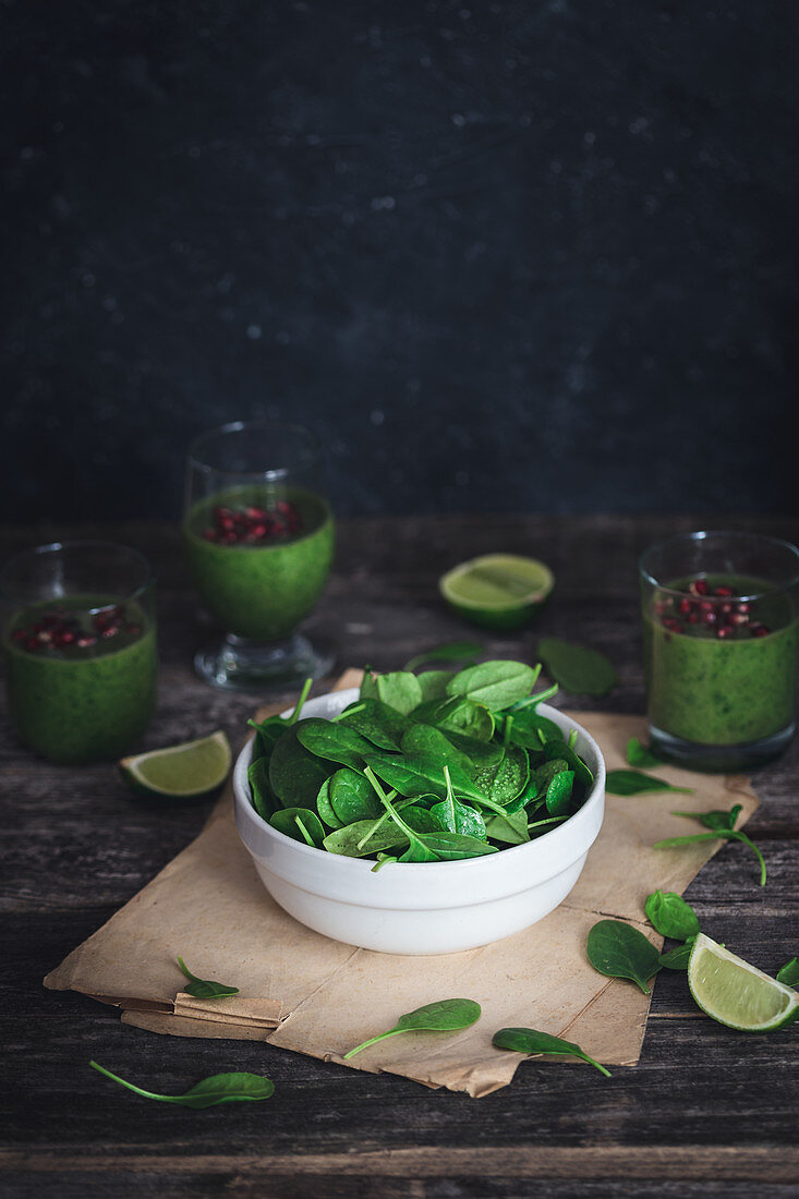 Frischer Spinat und grüner Spinat-Smoothie