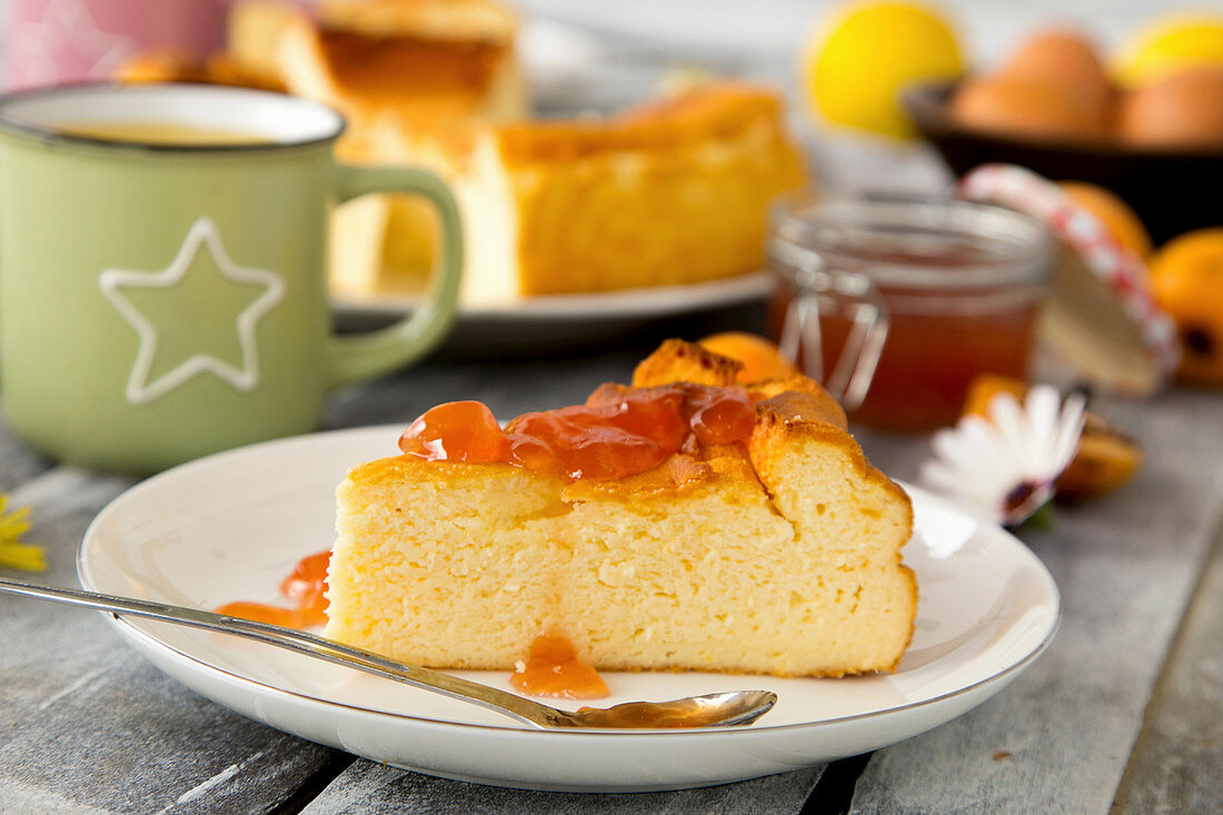 Stück Käsekuchen mit Mispelgelee