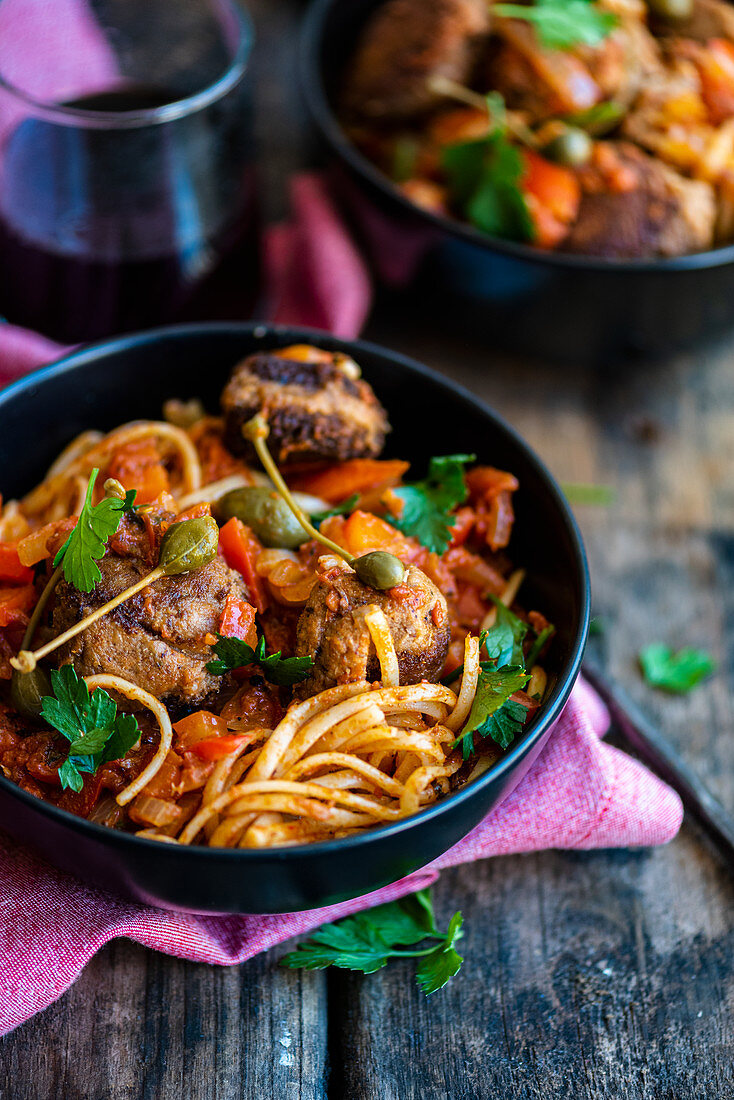 Sardinenbällchen in Tomatensauce mit Spaghetti