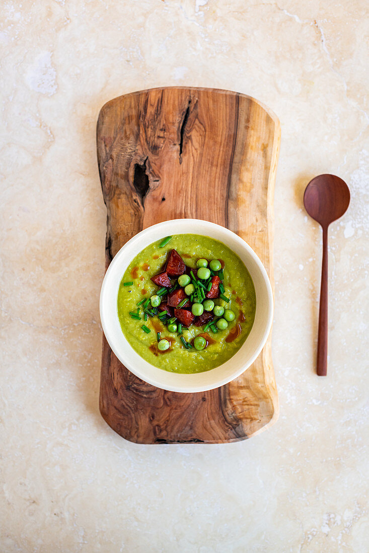 Erbsensuppe mit Chorizo