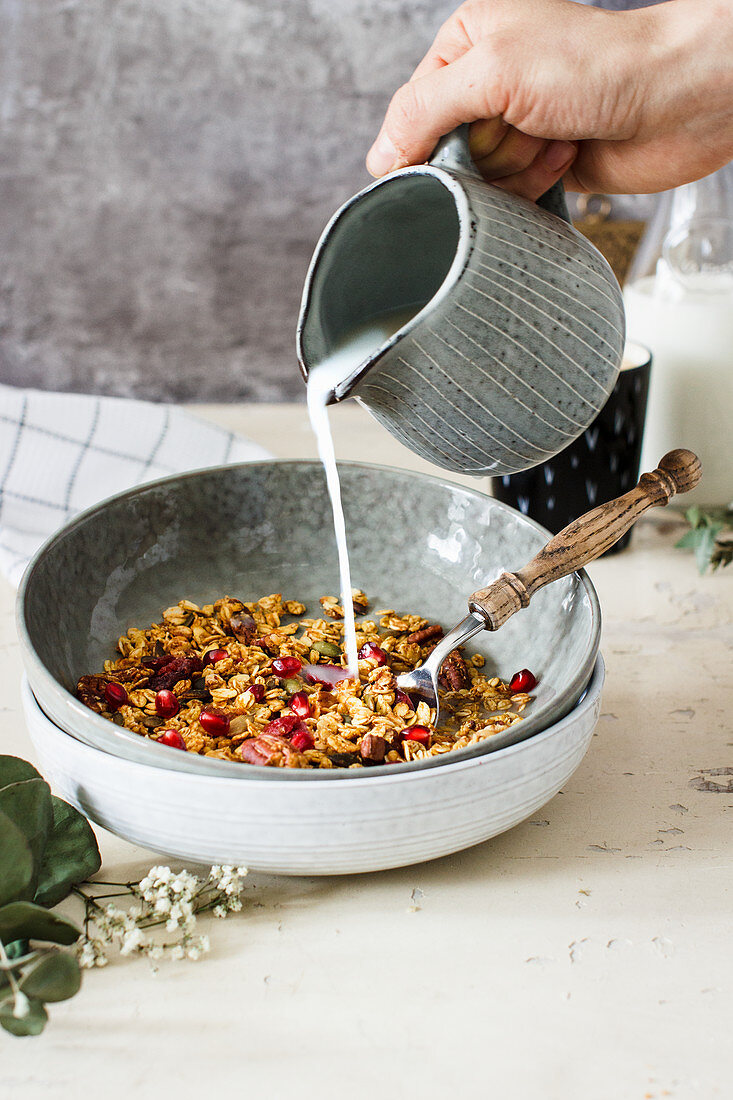 Pumpkin spice granola with pomegranate and milk