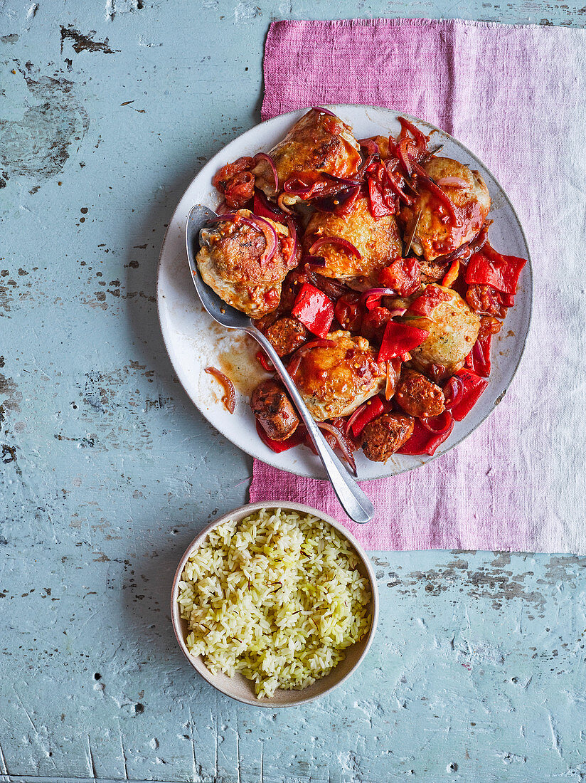 Scharfes Hähnchen mit Würstchen, Tomaten und Paprika