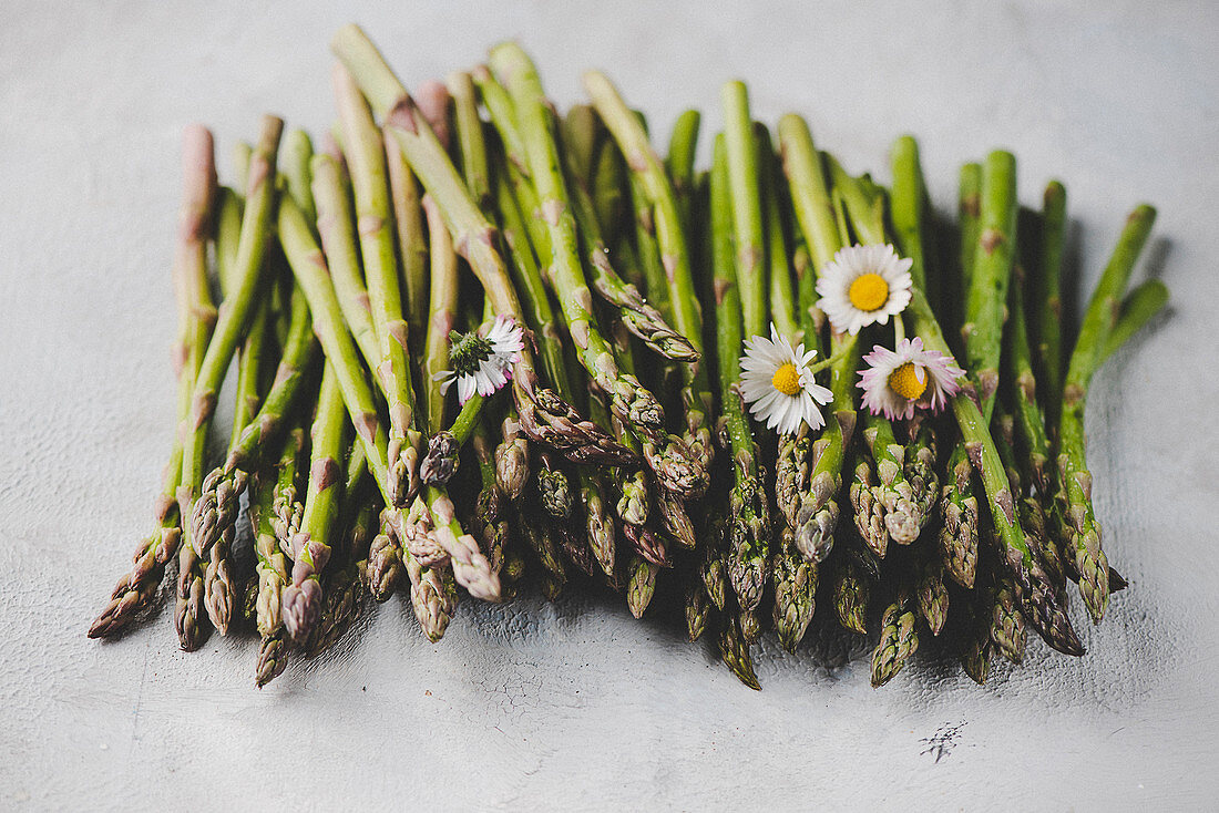 Grüner Spargel mit Gänseblümchen