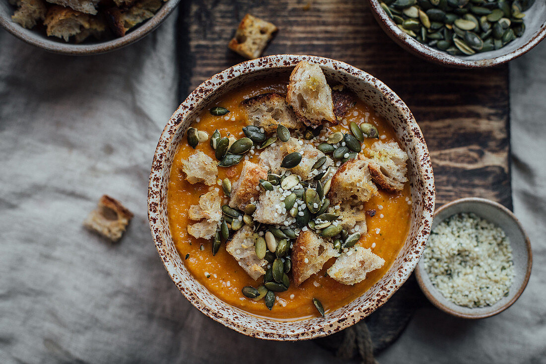 Kürbissuppe mit Brotstückchen und Kürbiskernen