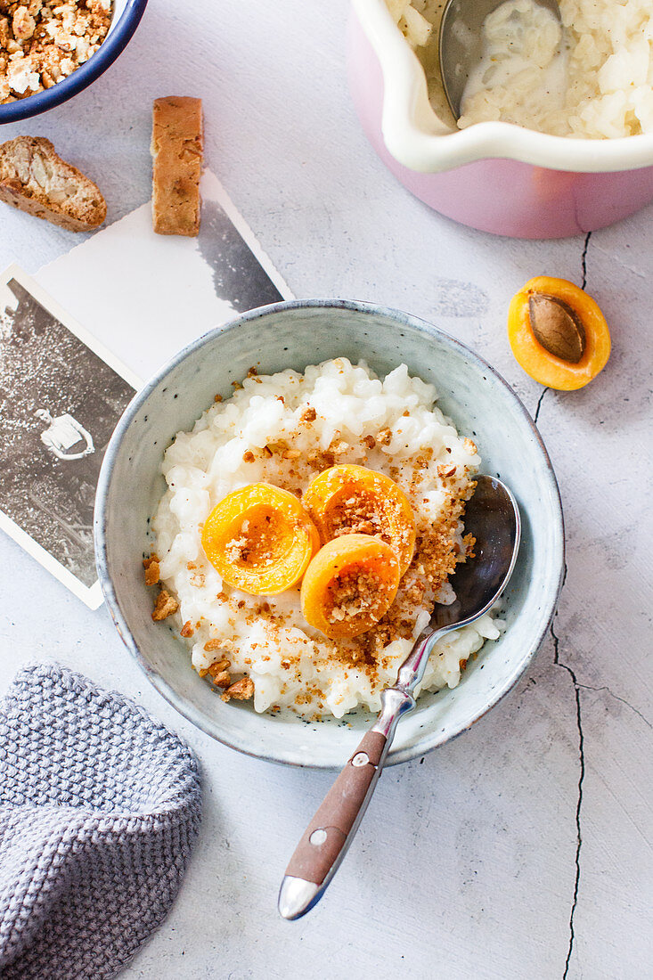 Rice pudding with caramelised apricots and biscuit crumbs