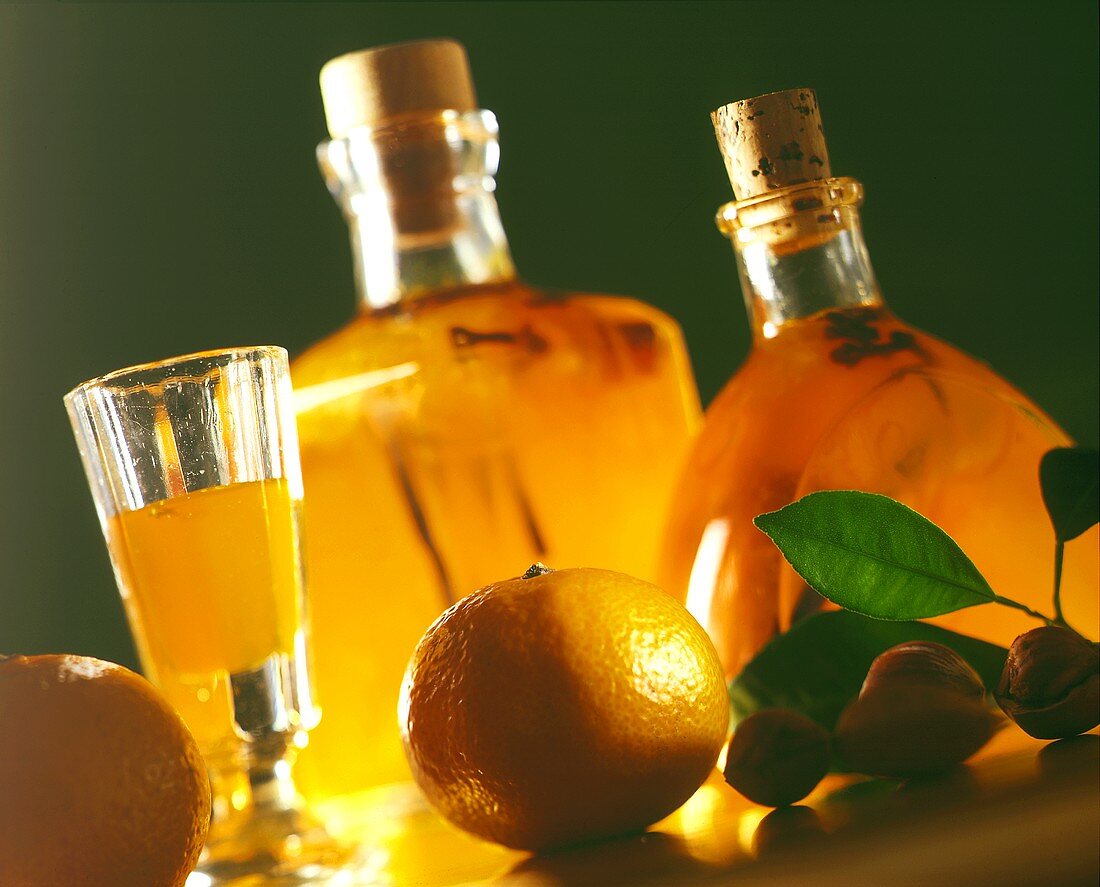 Orangenlikör in Glas & Karaffen, Deko: Mandarine, Nüsse