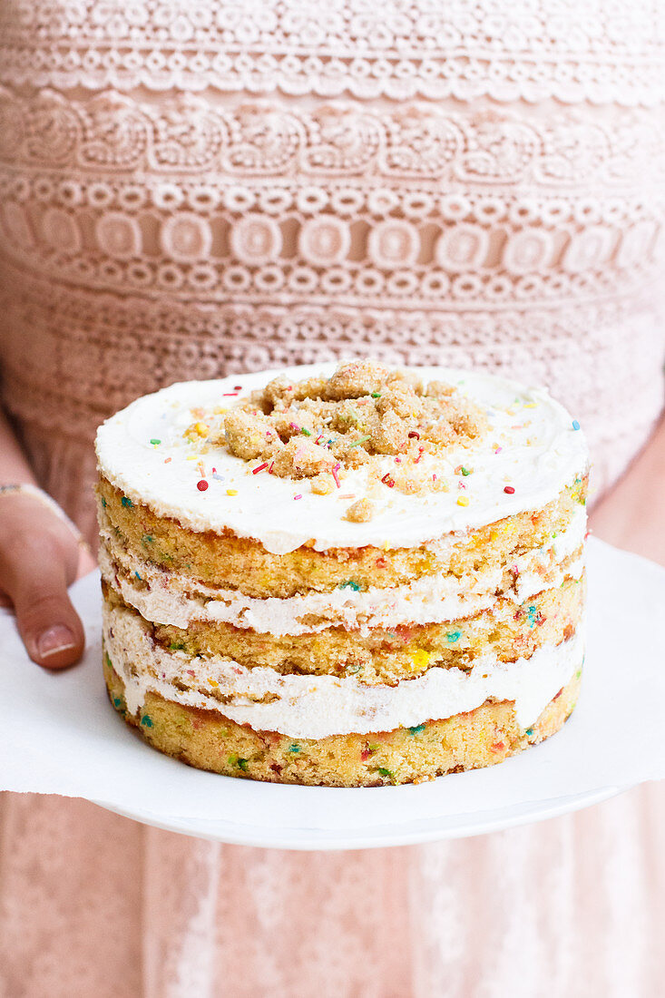 Funfetti Cake (Konfettikuchen mit eingebackenen regenbogenfarbenen Streuseln)