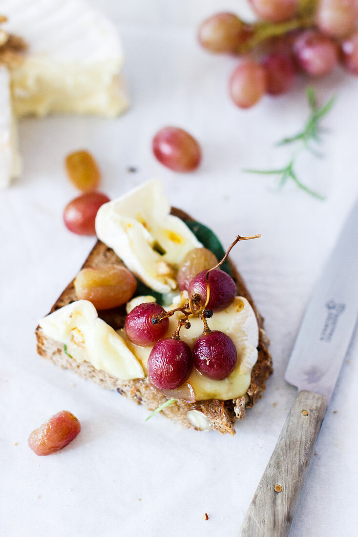 Cheese bread with camembert and red grapes