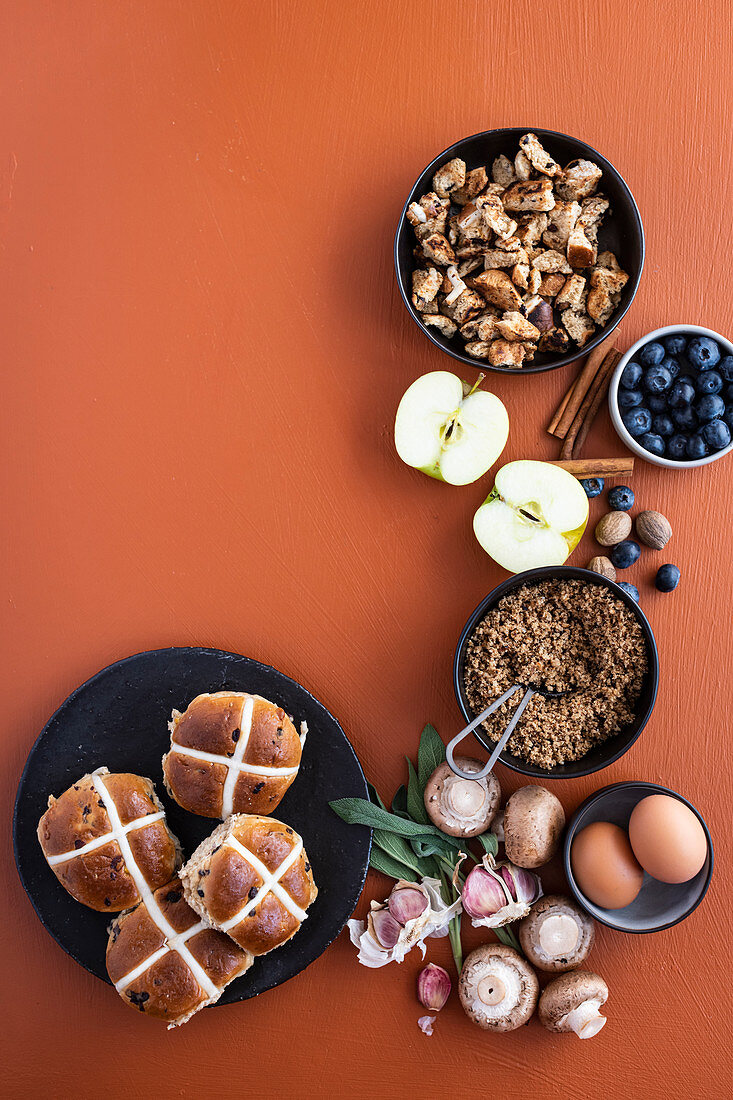 Zutaten für Hot Cross Bun Crumble und pikantem Frühstückspudding