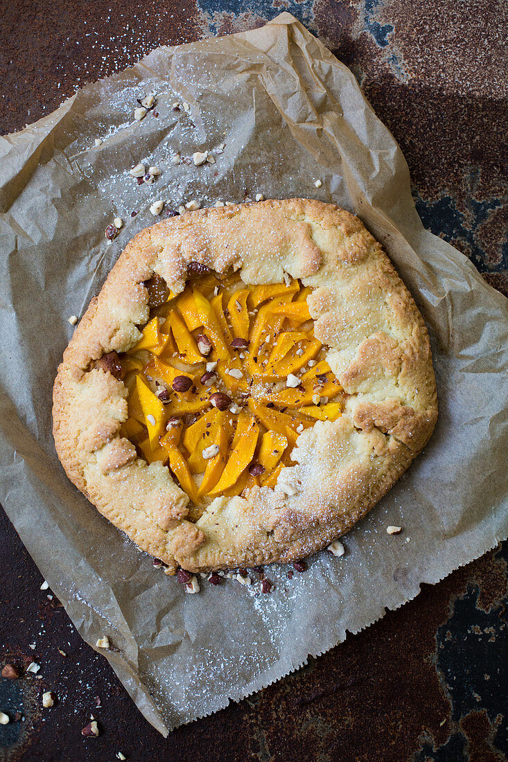 Mango-Galette auf Backpapier