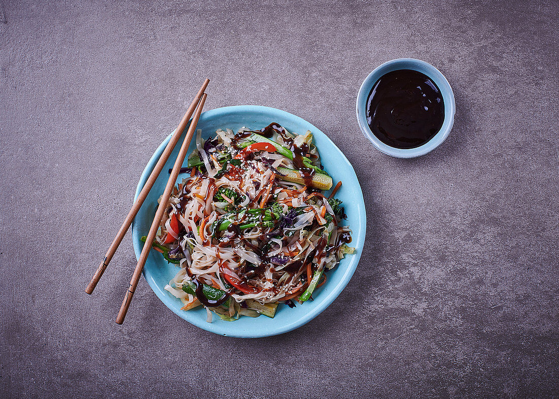 Vegetarian noodle stirfry with hoisin sauce (Asia)