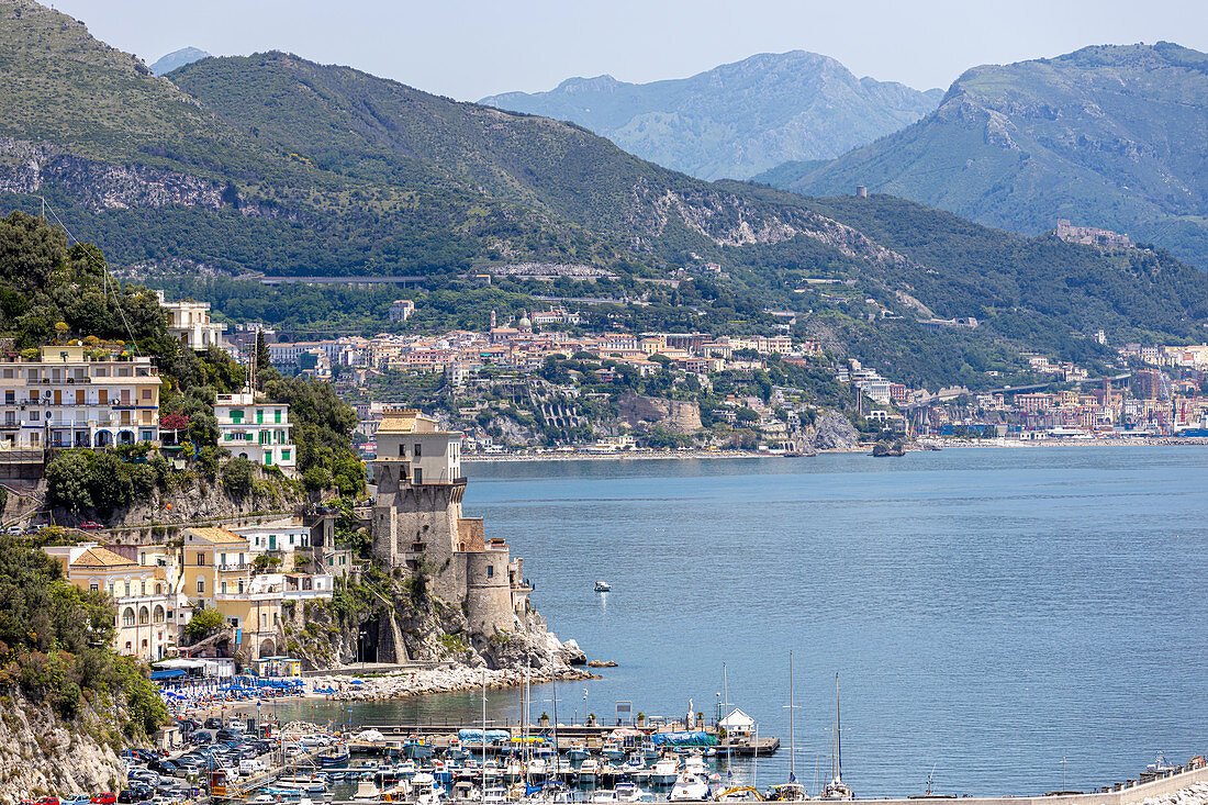 Blick von der Hauptstraße auf Cetara, Amalfiküste, Kampanien, Italien