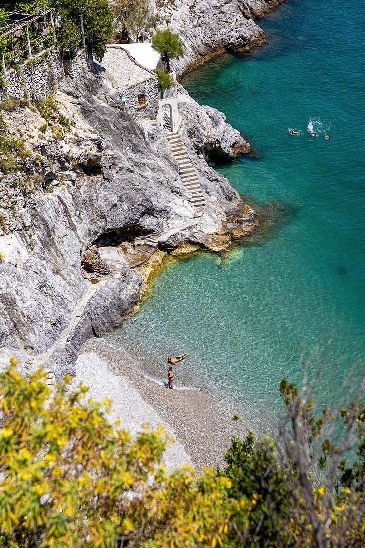 Ein kleiner Strand in der Nähe von Cetara, Amalfiküste, Kampanien, Italien