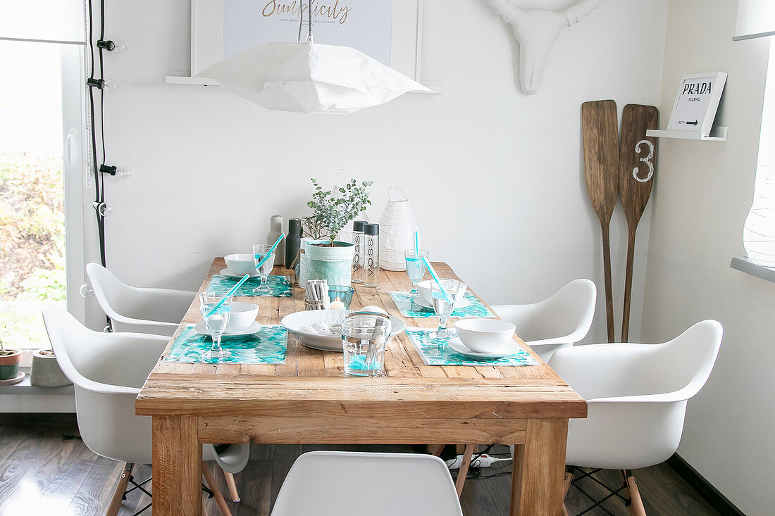 Selbstgemachte Sets auf dem Holztisch im sommerlichen Esszimmer