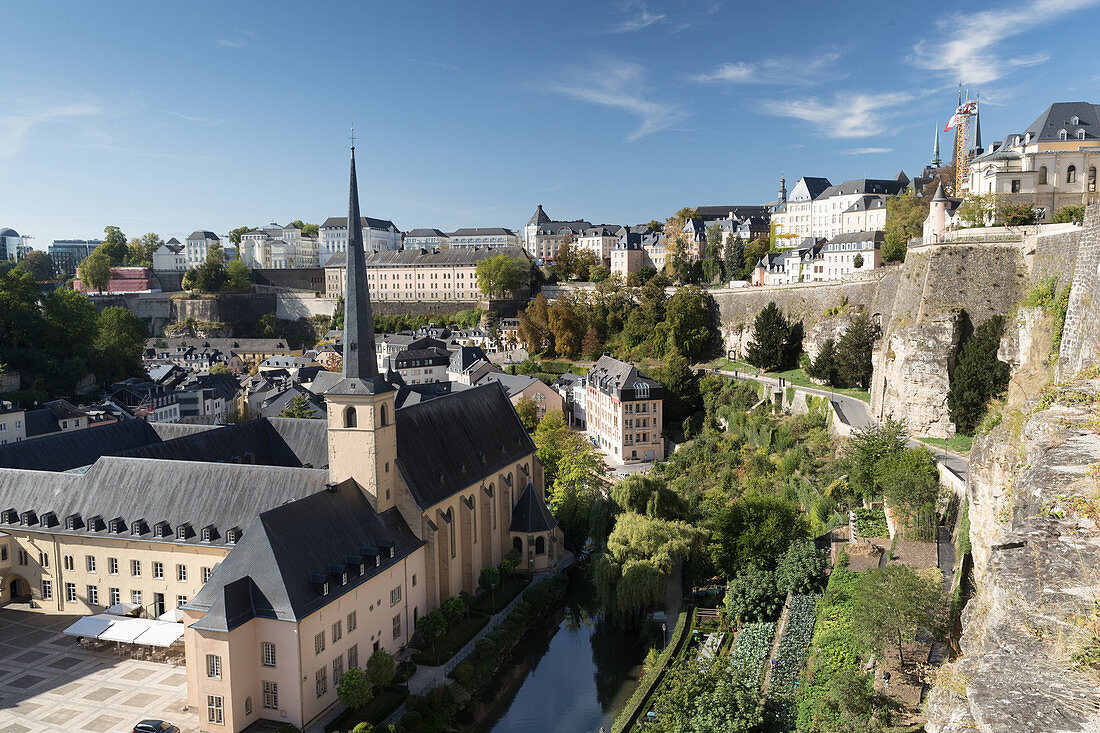 Blick von den Festungsmauern Casemates du Bock, über die Kirche Eglise Saint-Jean Baptiste (Stadtteil Grund) auf Luxemburg-Stadt, Luxemburg