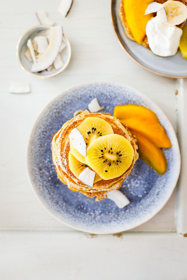 Kokos-Pancakes mit Kiwi und Mango