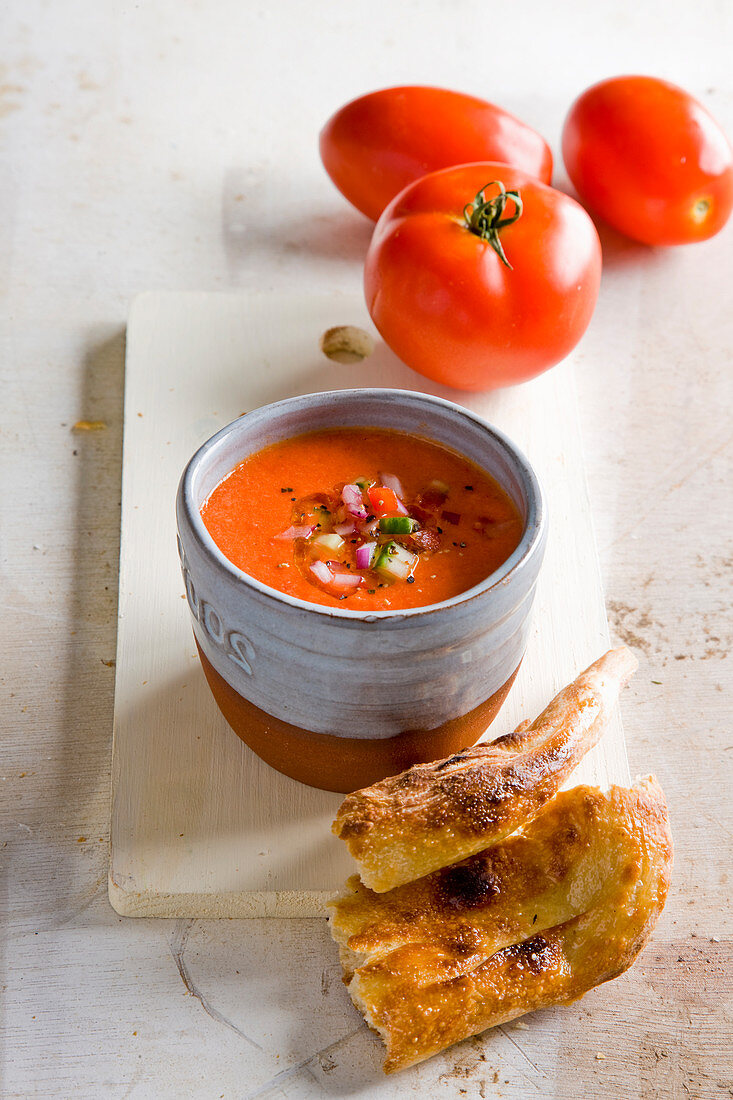 Kalte Gazpacho mit Tomaten und Fladenbrot