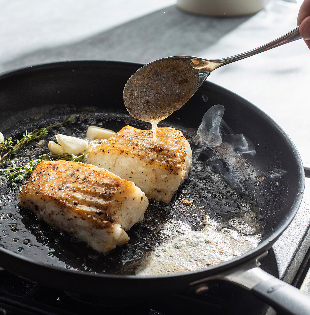 Fischfilets mit Buttersauce, Knoblauch und Thymian