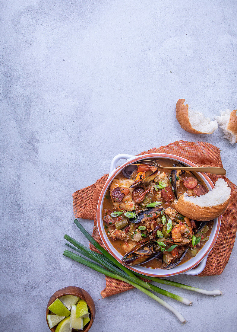 Meeresfrüchte-Gumbo mit Weißbrot