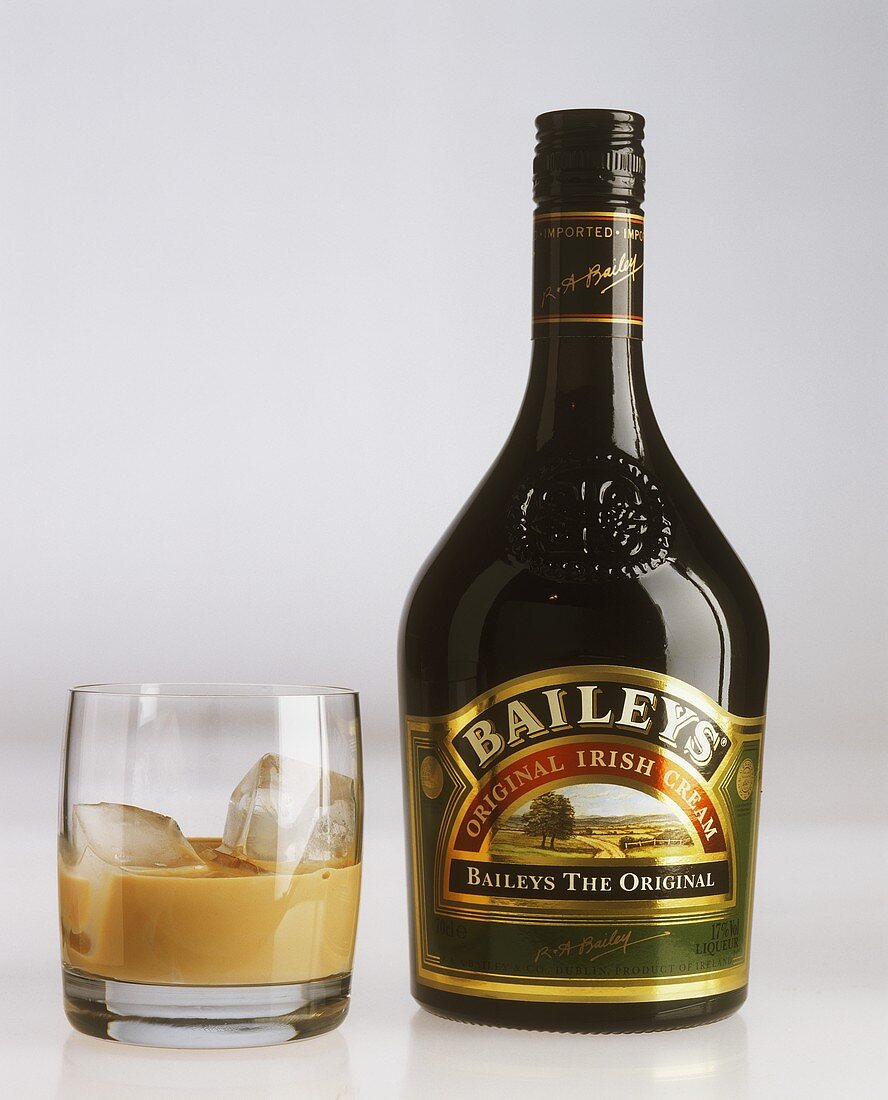Baileys in Flasche & mit Eis im Whiskeytumbler