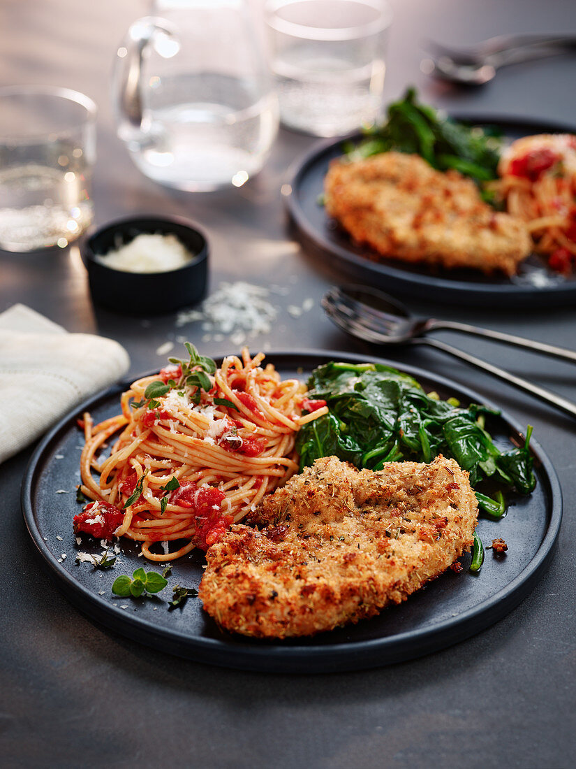 Putenschnitzel Milanese mit Spaghetti und Spinat