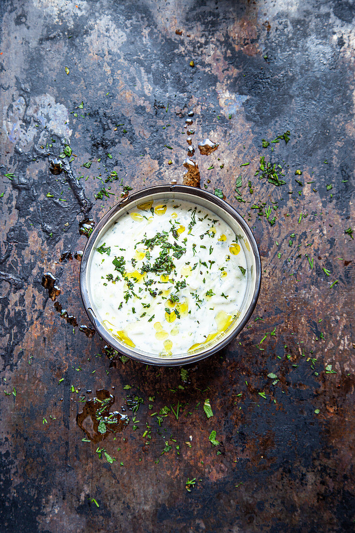 Tzatziki mit Joghurt, Gurke und Kräutern