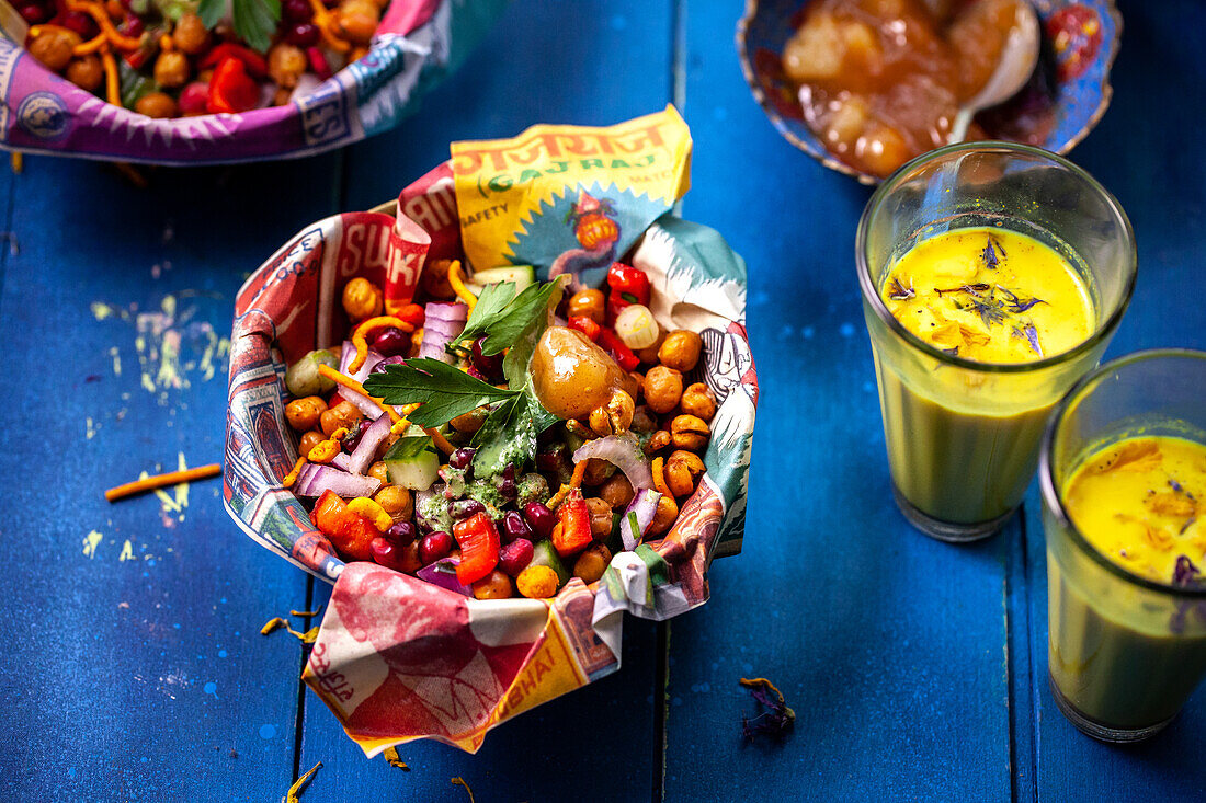 Chaat-Salat (scharfer Kichererbsensalat, Indien) und Kurkuma Latte