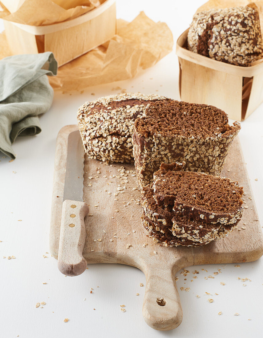 Selbst gebackenes Schwarzbrot mit Haferflocken