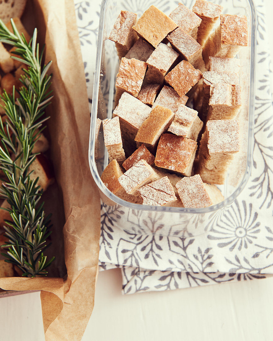 Bread crisps, bread sticks and croutons