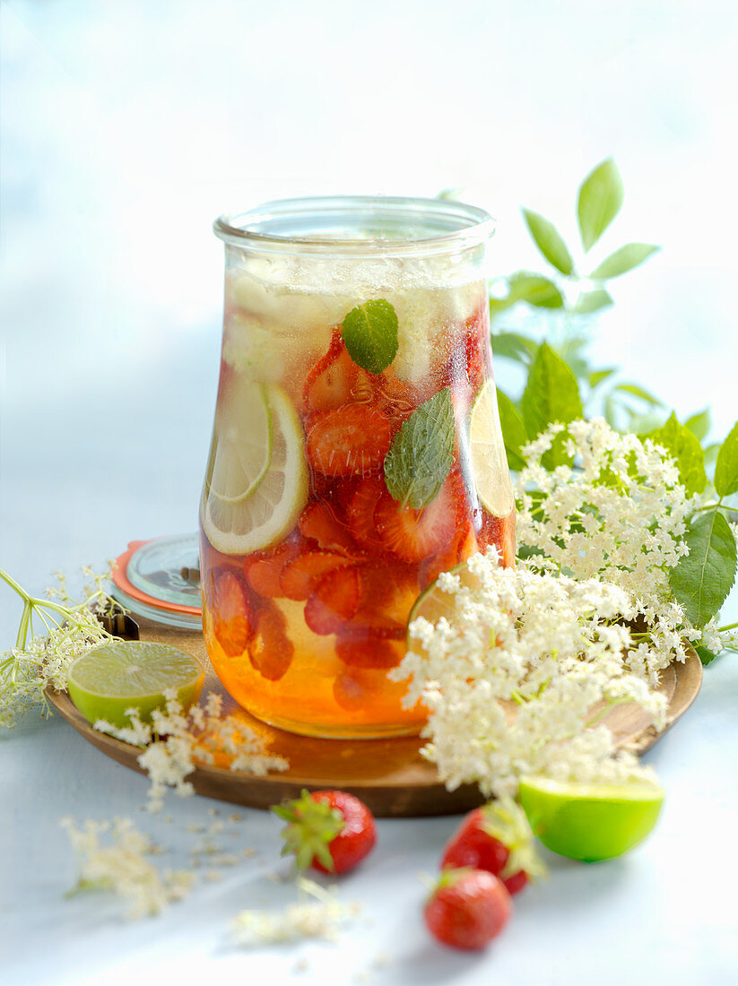 Erdbeerbowle mit Holunderblüten