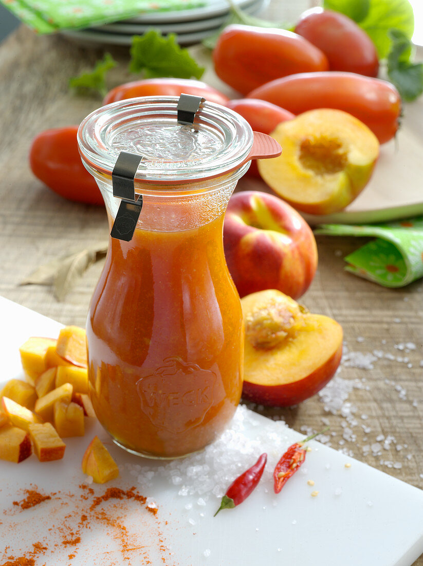 Fruchtiges Tomaten-Nektarinen-Ketchup