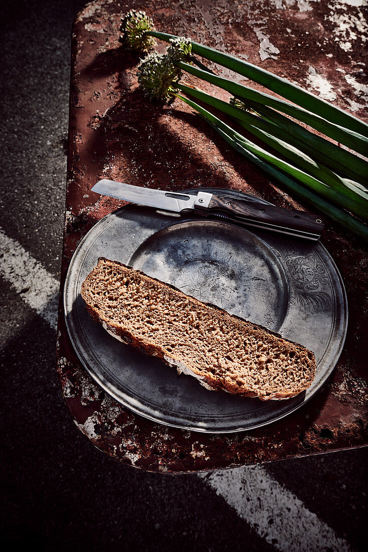 Rustikales Brot mit frischem Frühlingslauch