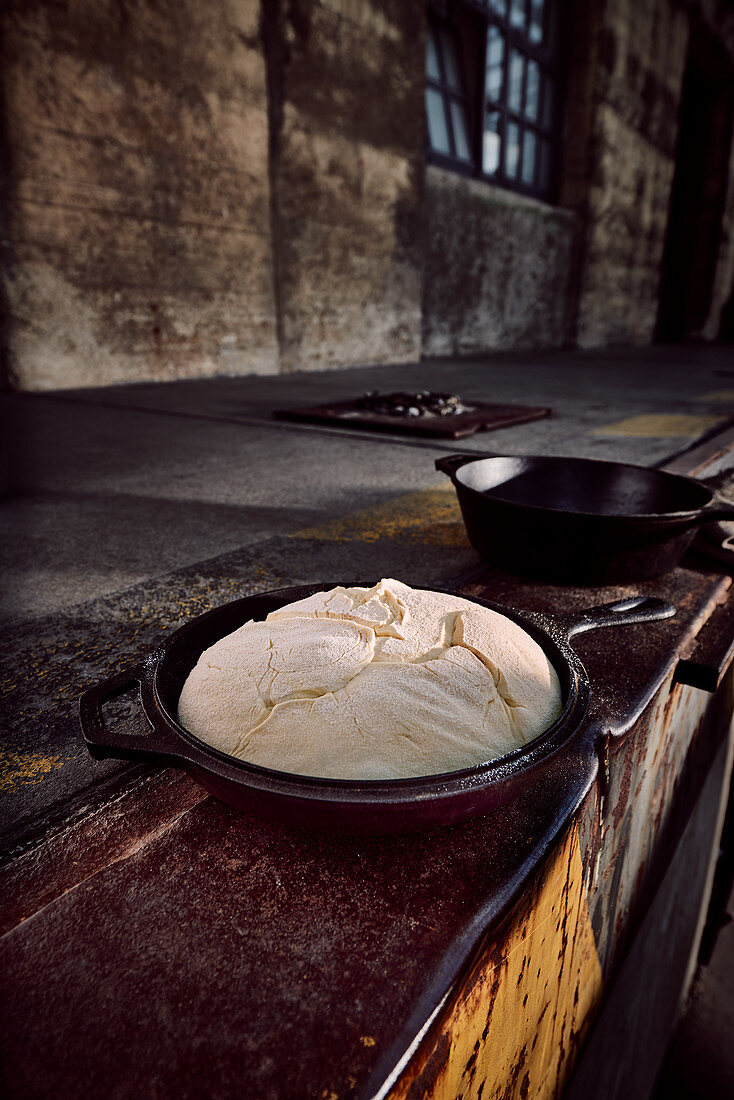 Brot in gusseiserner Pfanne vor dem Backen