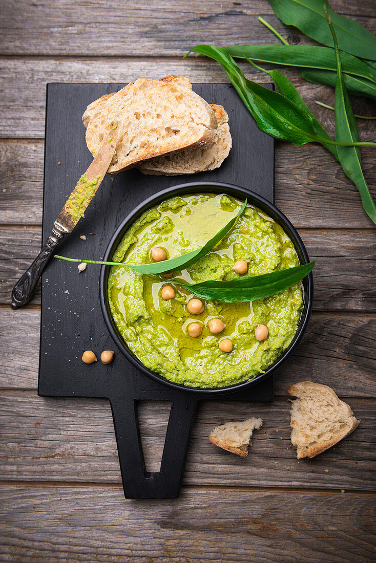 Bärlauch-Hummus mit geröstetem Baguette