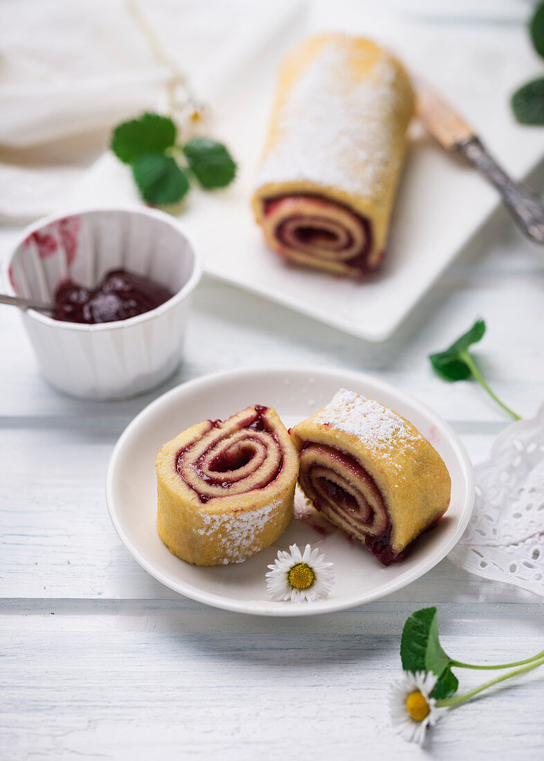 Biskuitrolle gefüllt mit Süßkirschmarmelade