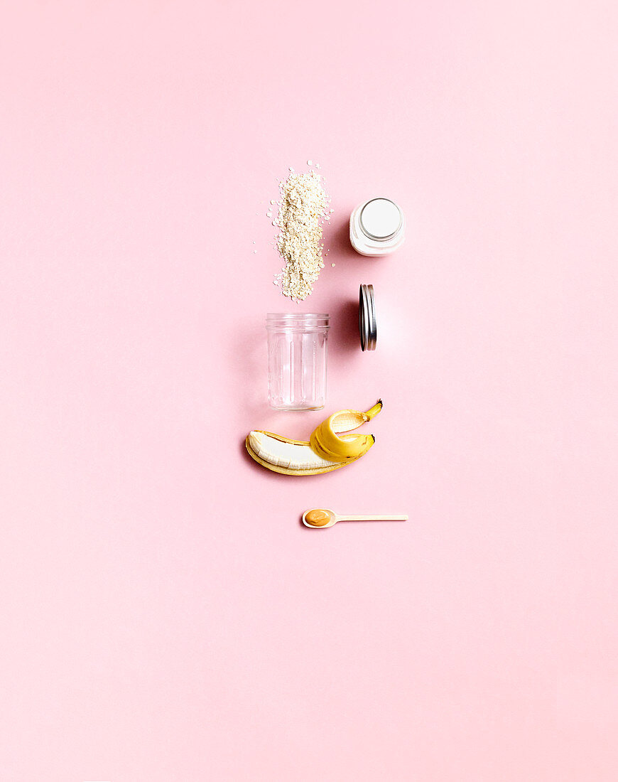 Ingredients for overnight oats with bananas