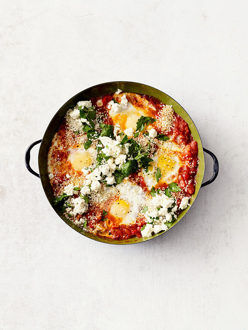 Shakshuka with sheep's cheese and sesame seeds (low carb)