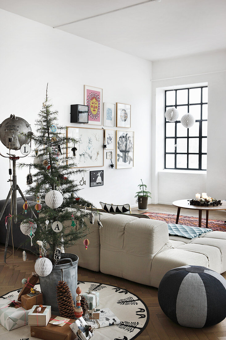 Kleiner Weihnachtsbaum und Geschenke im Vintage-Wohnzimmer