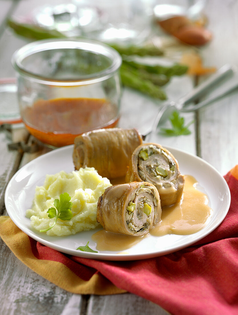 Veal roulade filled with asparagus and mushrooms