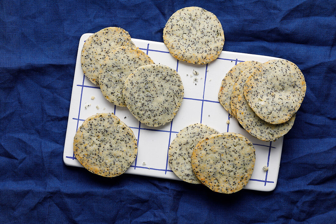 Rosmarin-Mohn-Cracker mit Bergkäse