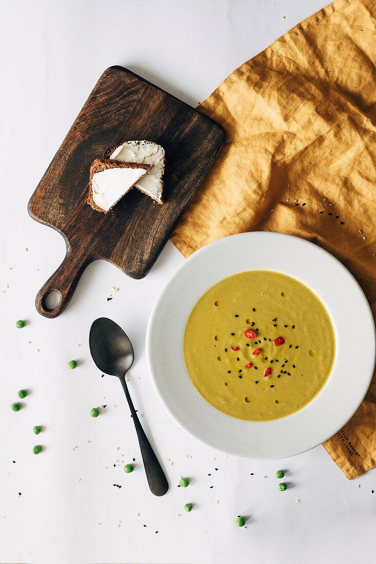 Klassische Erbsensuppe mit schwarzem Sesam